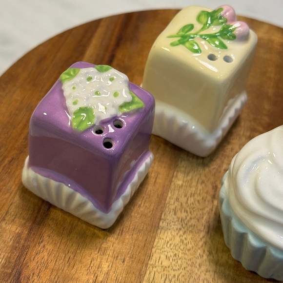 Salt & Pepper Shakers Set(2) NEW Cracker Barrel Mini Cupcake, cake & petit fours - Picture 5 of 6